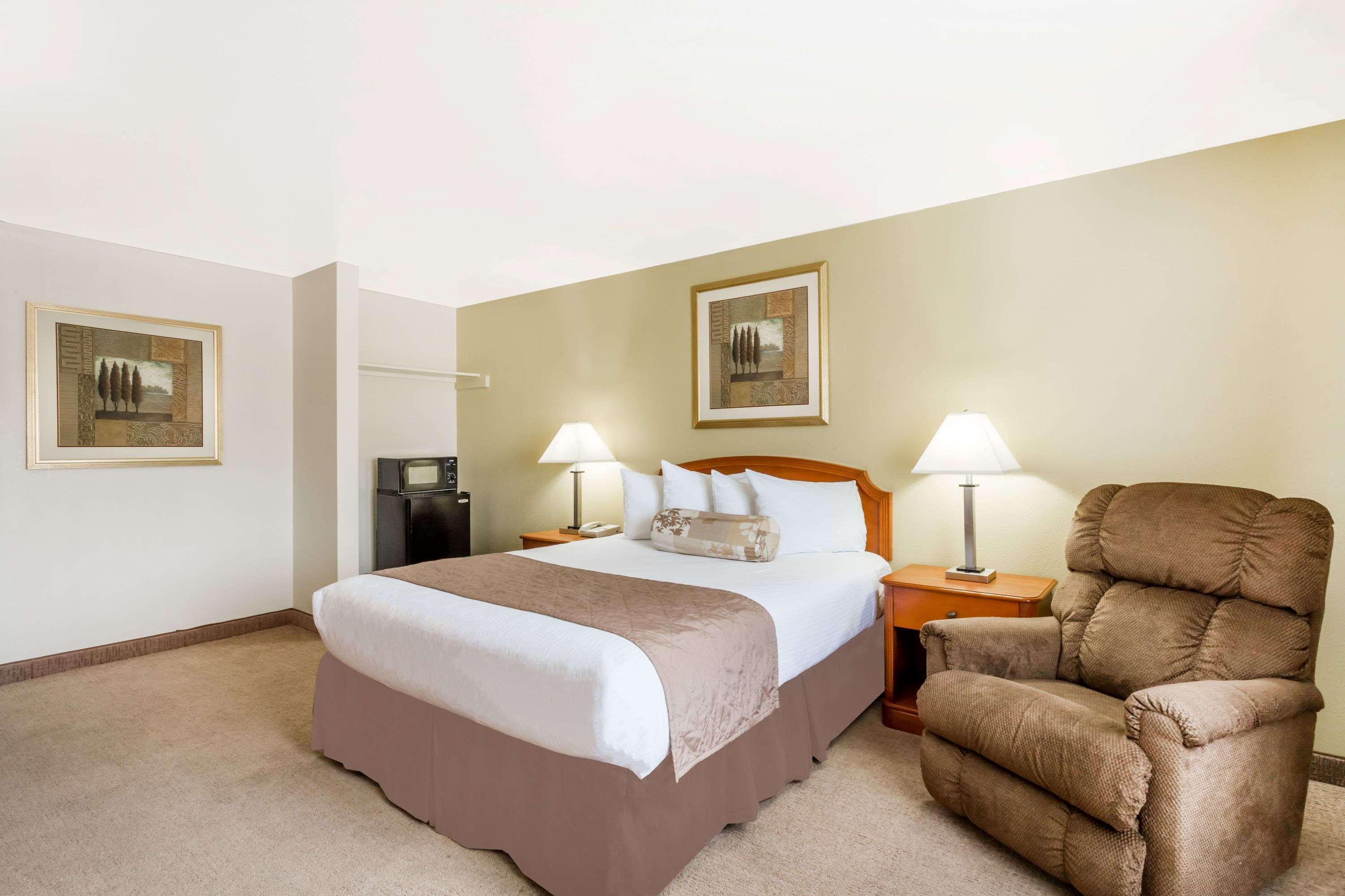 Ramada By Wyndham Ely Otel Dış mekan fotoğraf